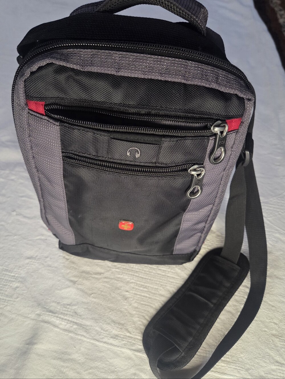 🆕️Swissgear Vertical Boarding/Travel Bag ~ Black & Gray